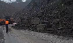 Hakkari yolu heyelan nedeniyle gece trafiğe kapatılacak