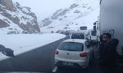 Hakkari Yolunda Çığ Felaketi ,Araçlar Yolda Kaldı