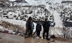 Şırnaklı çocuklar 3 km yürüyerek işçilere yemek götürüyor