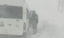 Hakkari yolunda tipi vatandaşlar yolda mahsur kaldı