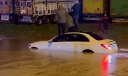 Cizre’de sağanak sonrası birçok araç yolda mahsur kaldı