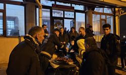 Şırnak’ta Teravih Sonrası Vatandaşlara Tatlı İkramı