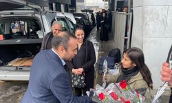 8 Mart’ta Sınır Kapısında Çiçekli Kutlama