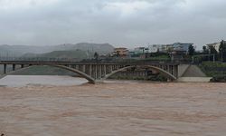 Cizre’de Dicle Nehri Kızıla Büründü