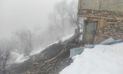 Aşırı yağış toprak kaymasına neden oldu 2 ev hasar gördü