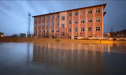 Aşırı yağış bir okulu sular içinde bıraktı