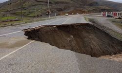 Eruh-Şırnak yolunda heyelan yol çöktü