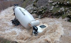 Beton mikseri dereye uçtu sürücü akıntıya kapıldı