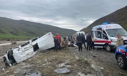 Yolcu minibüsü dere yatağına yuvarlandı, 16 yaralı