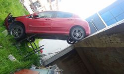 Uçan otomobil dik kaldı. 1 yaralı