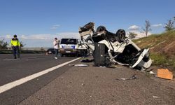 Hafif ticari araç otomobille çarpıştı, 3 ölü, 5 yaralı