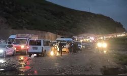 Cizre’de heyelan yolu kapattı, çok sayıda araç mahsur kaldı