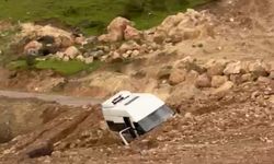 Siirt yolunda heyelan Minibüs mahsur kaldı