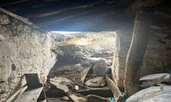 Kar nedeniyle ev ve ahır kullanılamaz hale geldi