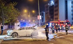 Park halindeki elektrikli araçta yangın