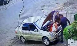 Alev alan otomobili üfleyerek söndürmeye çalıştı