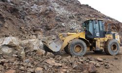 Kar yağışı sonrası heyelan yolu kapattı