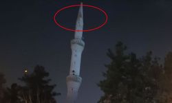 Cami minaresine yıldırım düştü
