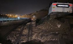 Yağış sonrası heyelan, yol ulaşıma kısmen kapatıldı