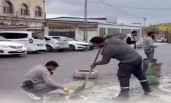 Esnaf yoldaki çukurları kendi imkanlarıyla kapatıyor