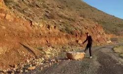 Yolu kapatan kayaları beden eğitimi öğretmeni temizledi