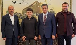 Başkan Yarka Şırnak'ı Tanıtan Genci Aracında Misafir Etti