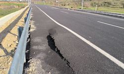 Yeni yapılan yolda çatlak ve göçükler oluştu