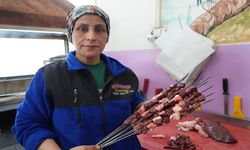 Kadın ciğer ustası müşterilerden tam not alıyor