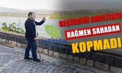 Gazetecilik sevdası ağır bastı, bastonuyla haber peşinde