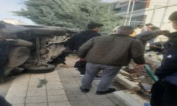 Drift atan sürücü kaldırıma çıktı, 2 yaralı