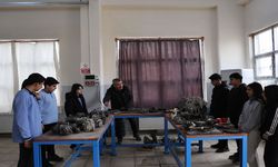 Kız ve erkek öğrenciler aldıkları eğitimlerle otomotiv sektörüne giriyor
