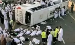 Hacıları taşıyan otobüs devrildi Çok sayıda ölü var