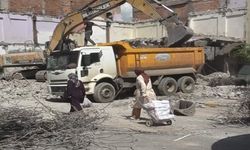 Ağır hasarlı bina yıkılırken sağlam bina da hasar aldı