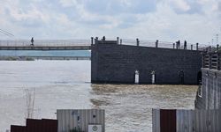 Dicle Nehri’nde Su Yükseldi, Kıyı Alanlar Kapatıldı