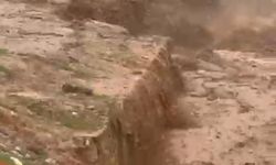 Silopi’de Yağış Sonrası Kapanan Köy Yolları Açıldı