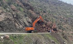 Yola düşen kayaların kapattığı grup köy yolu ulaşıma açıldı
