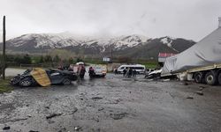 Tırla otomobil çarpıştı, 2 ölü, 1 yaralı