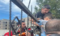 Demir korkuluk, küçük çocuğun koluna saplandı