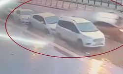 Ticari taksinin 3 otomobile çarptığı kaza kamerada