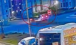 Motosiklet ile otomobilin çarpıştığı kaza kamerada