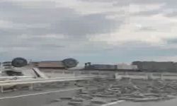 Briket yüklü tır devrildi, 1 kişi yaralandı