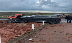 İki otomobil çarpıştı, 8 kişi yaralandı