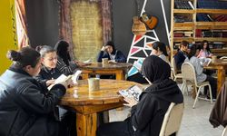 Atık malzemelerle kurulan kütüphane öğrencilerin yeni yaşam alanı oldu