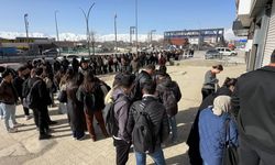 Kütüphane önünde uzun kuyruklar oluştu