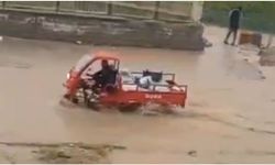 Sağanak yağışta su dolu çukura düştüler