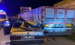 Park halindeki tıra çarpan otomobilde 5 kişi yaralandı