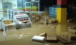 Eski AVM'nin kepenkleri kırıldı, depo sular altında kaldı