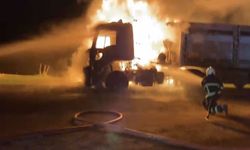 Seyir halindeki tır alev alev yandı