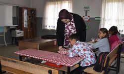 Köy okulunda 4 öğrencisini geleceğe hazırlıyor