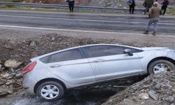 Otomobil kanala düştü, 2 yaralı